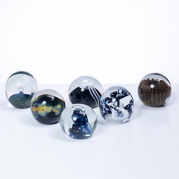 Six glass paper weights, including Robert Eickholt, USA, 1985, & klas-Göran Tinbäck, Sweden.