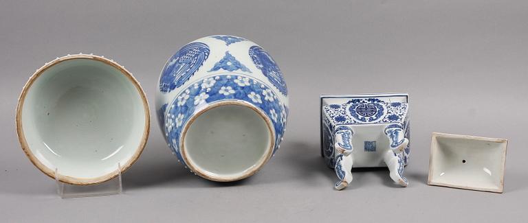 RÖKELSEKAR samt ASK MED LOCK, porslin, Kina, 1900/2000-tal.