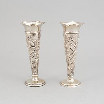 A pair of silver vases, William Comyns & Sons, London 1901.