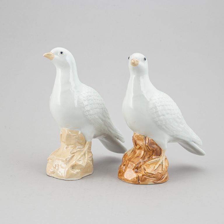 A pair of white glazed doves, Qing dynasty, 20th Century.
