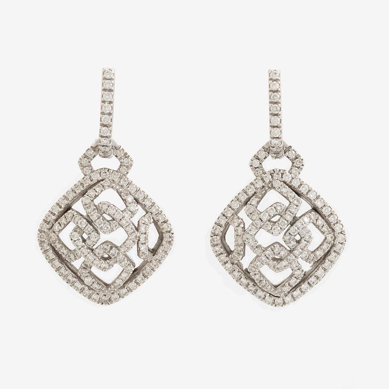 Ett par örhängen 18K vitguld med briljantslipade diamanter.