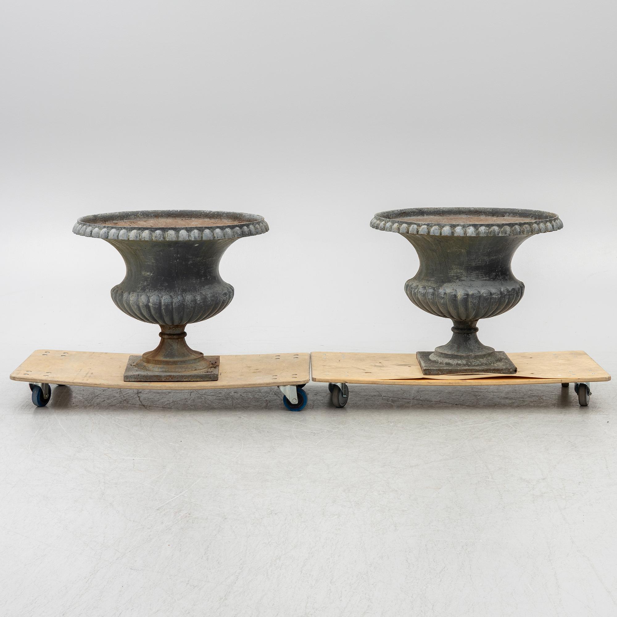 Garden urns, a pair, 20th century.