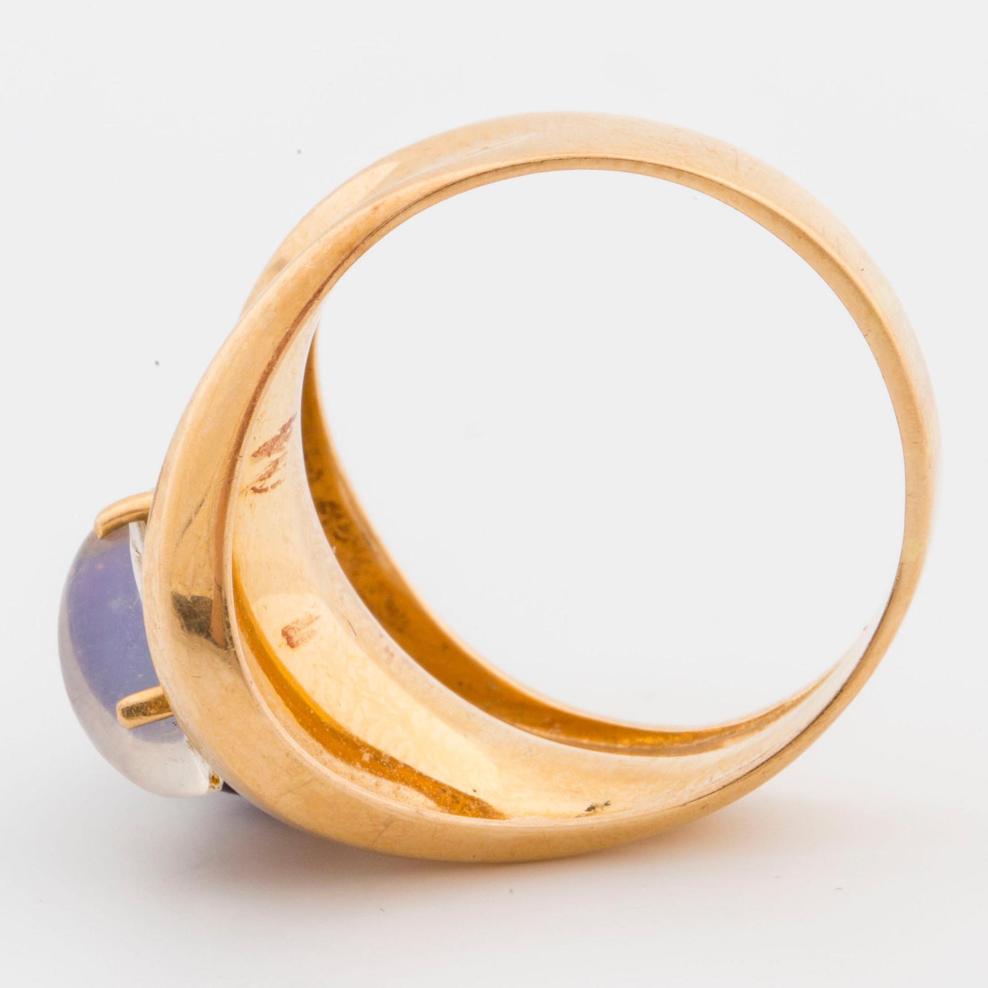 RING, 18K guld, ametist och månsten.
