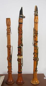 KLARINETTER, 3 st, MED TILLBEHÖR. Noter medföljer,
1800/1900-tal.