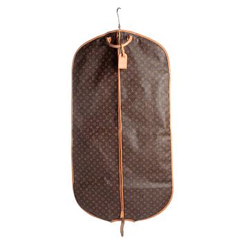 494. LOUIS VUITTON, a monogram canvas garment cover.