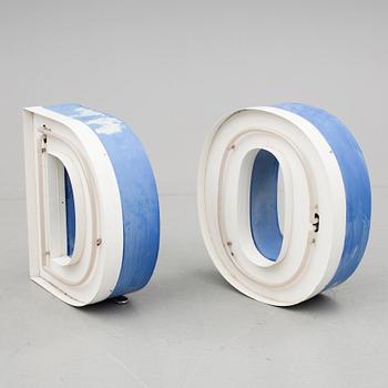 SKYLTBOKSTÄVER, 2 st, 1900-tal.