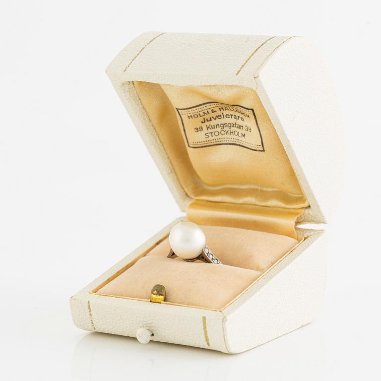 Platinum ring with a pearl and octagon-cut diamonds, 1930s.