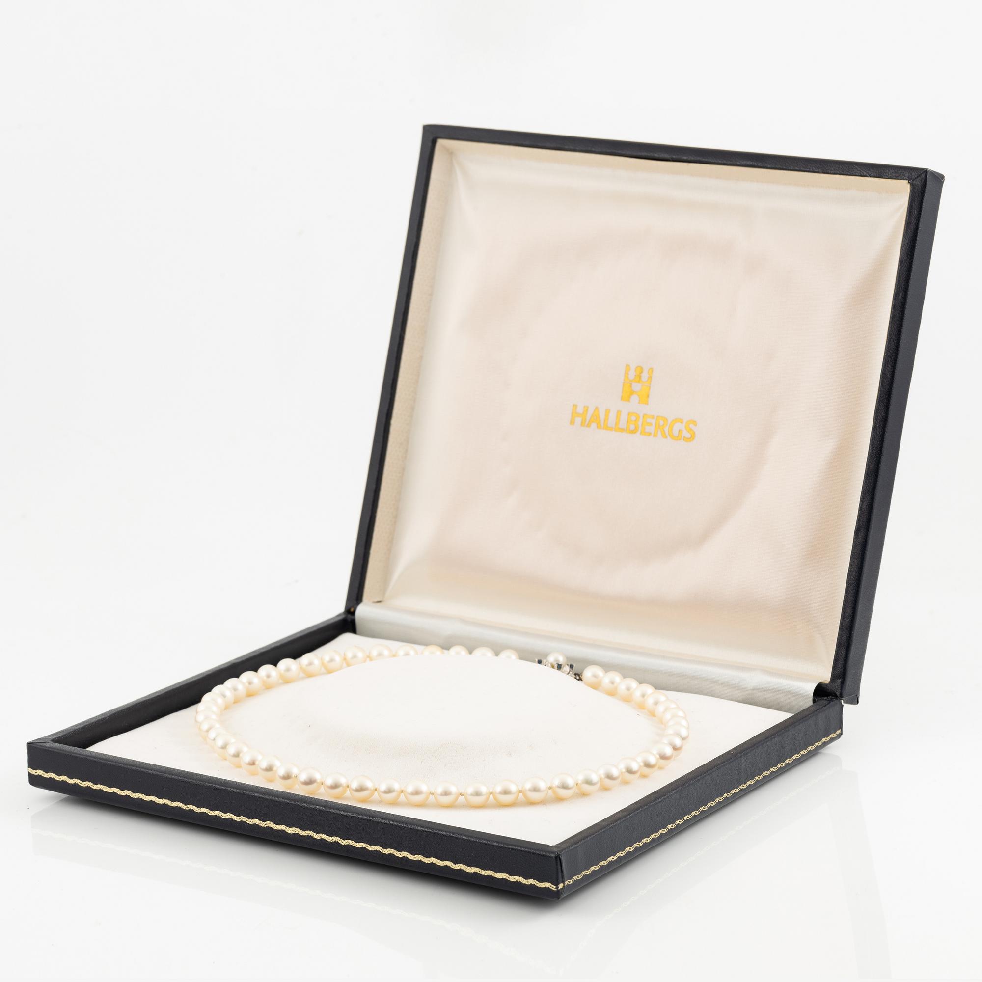 Pärlcollier, med odlade pärlor, med lås 18K vitguld med safirer.