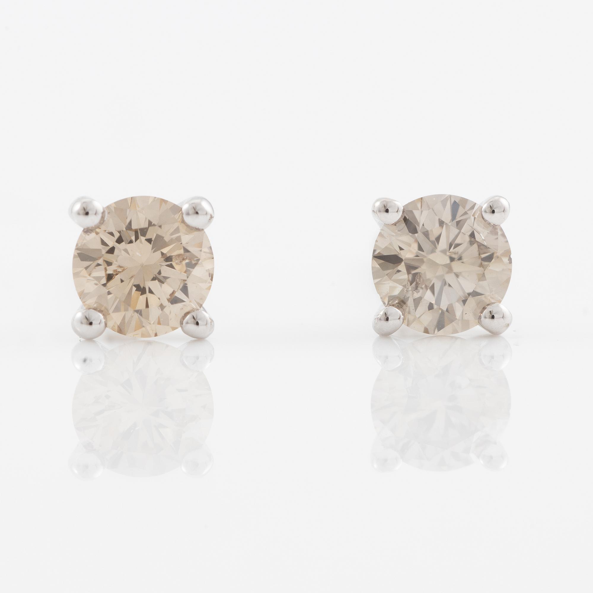 Earrings 14K white gold with brown brilliant-cut diamonds.