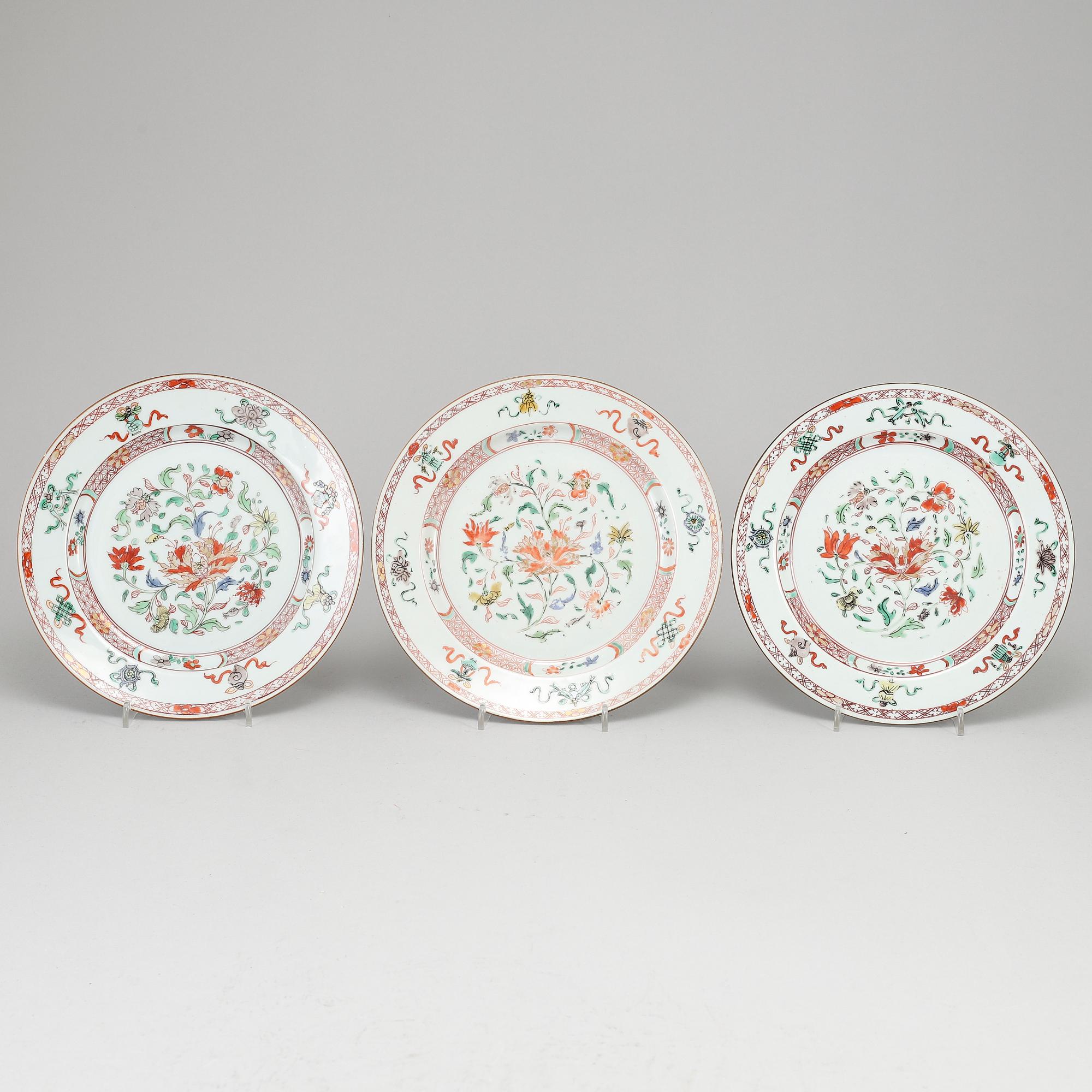 A set of three famille verte dinner plates, Qing dynasty, early 18th Century.