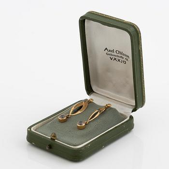 Örhängen 18K guld med fasettslipade vita stenar.