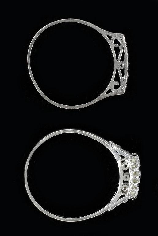 RINGAR, 2 st, 18k vitguld, briljantslipade diamanter var av ena tot 0,40 ct. Total vikt ca 5 g.