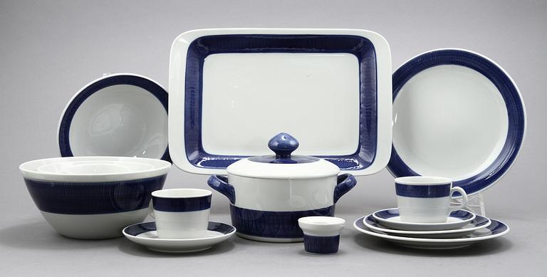 SERVISDELAR, 53 st, porslin, "Koka blå", Hertha Bengtsson, Rörstrand.