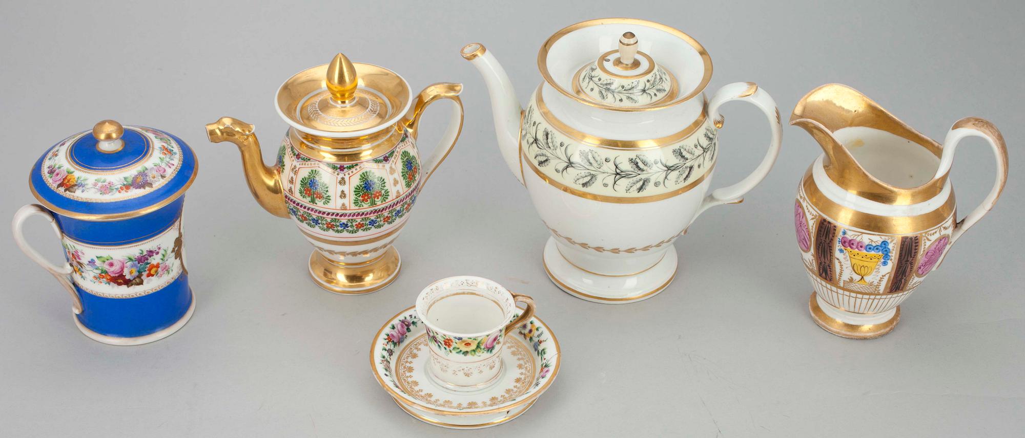 ETT PARTI PORSLINSFÖREMÅL, Gardner, Popov och ostämplade, Ryssland, 1800-talets början och mitt.