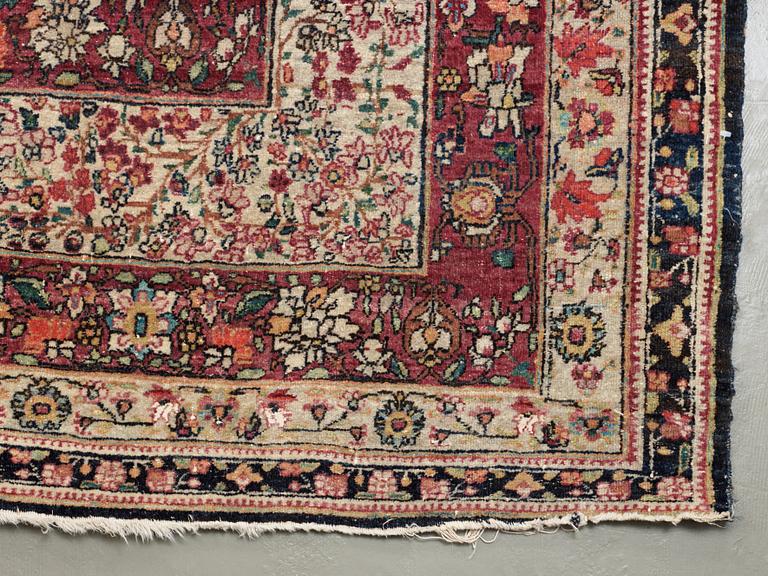 An antique Kerman Laver carpet, c. 586 x 385 cm.