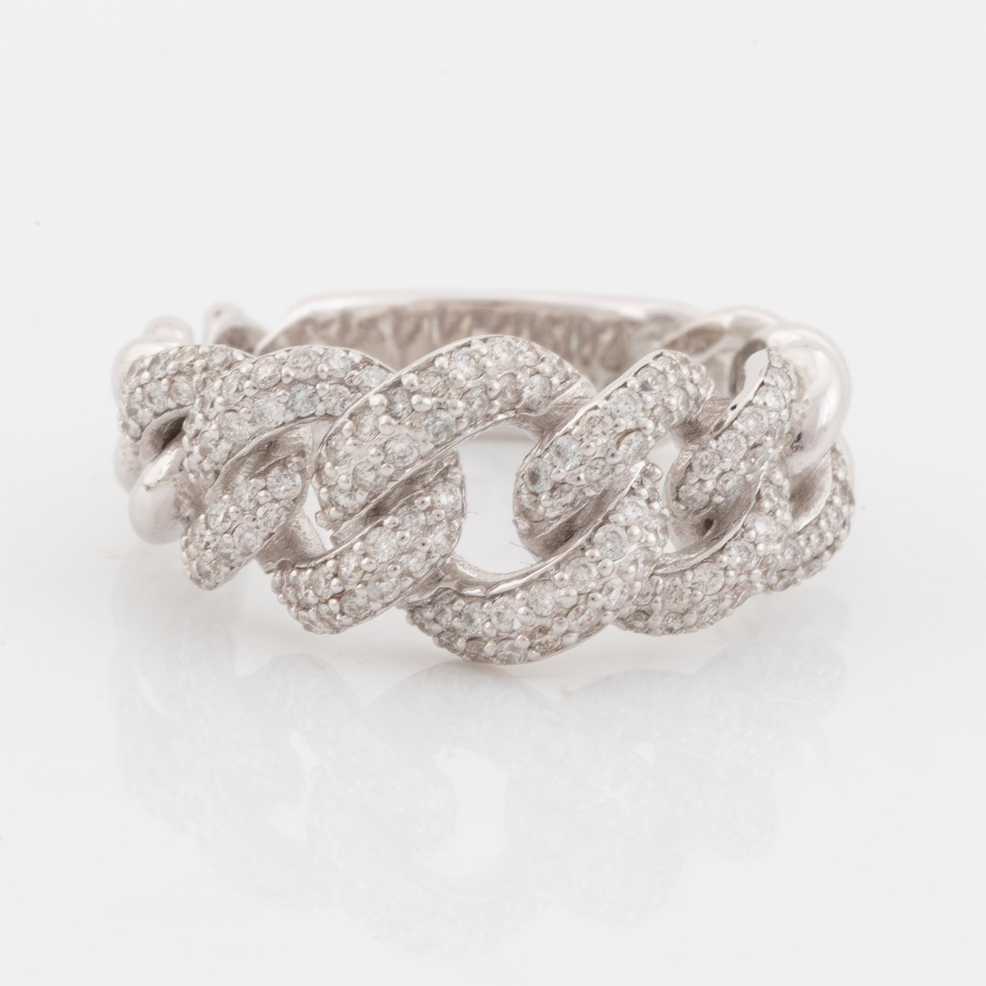 Ring med briljantslipade diamanter.