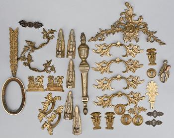 MÖBELBESLAG, 32 st, brons, 1800/1900-tal.