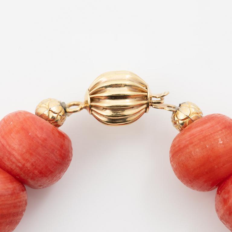 Bracelet, with coral and clasp in 18K gold.
