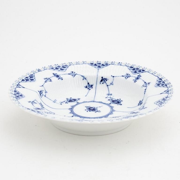 Matservis, 107 delar, porslin, "Musselmalet", Royal Copenhagen, Danmark.