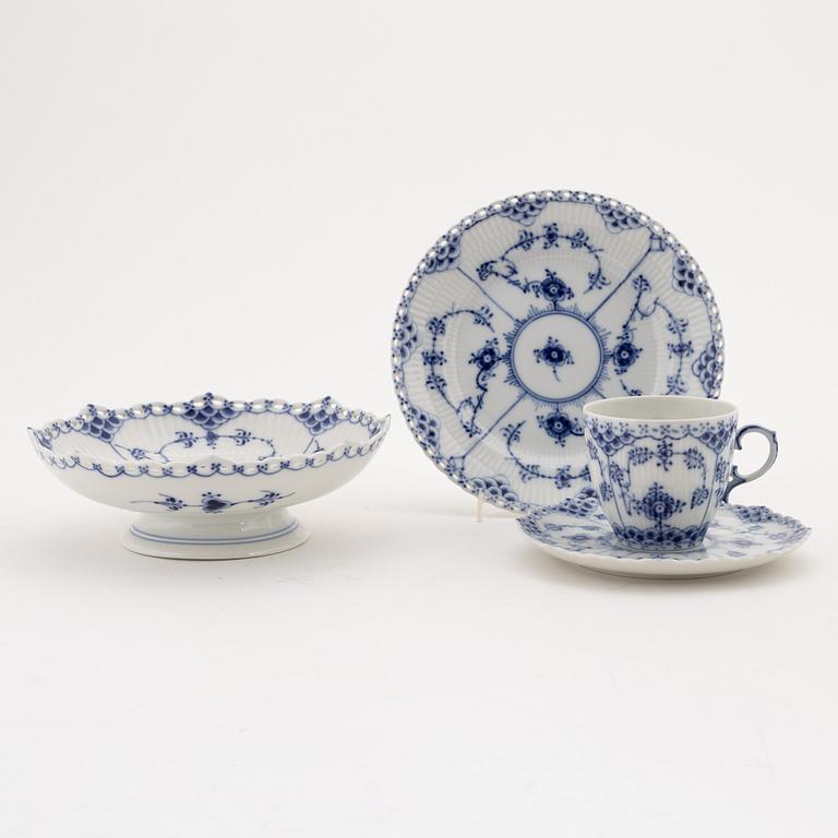 Royal Copenhagen, kaffeservis, 13 delar, porslin, "Musselmalet",  helblond och halvblond.