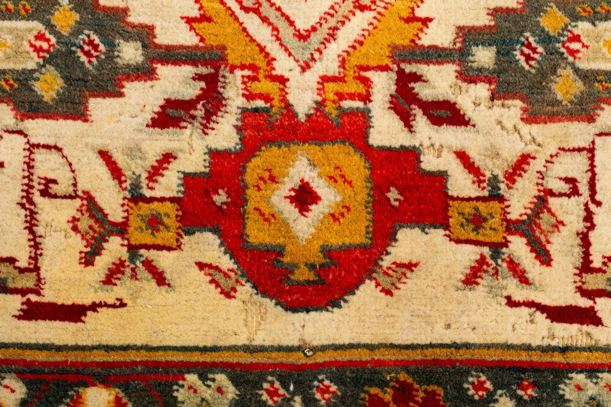 Matta, antik Indisk, sannolikt Agra, ca 467,5-474 x 369,5-374 cm.