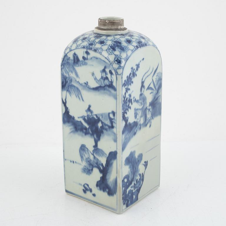 A Chinese blue and white transition flask, 17th century.