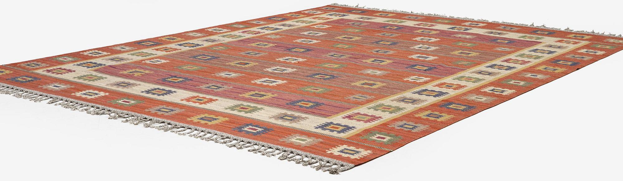 Märta Måås-Fjetterström, a flat weave 'Röd grön äng' carpet, c. 402 x 305 cm, signed MMF.