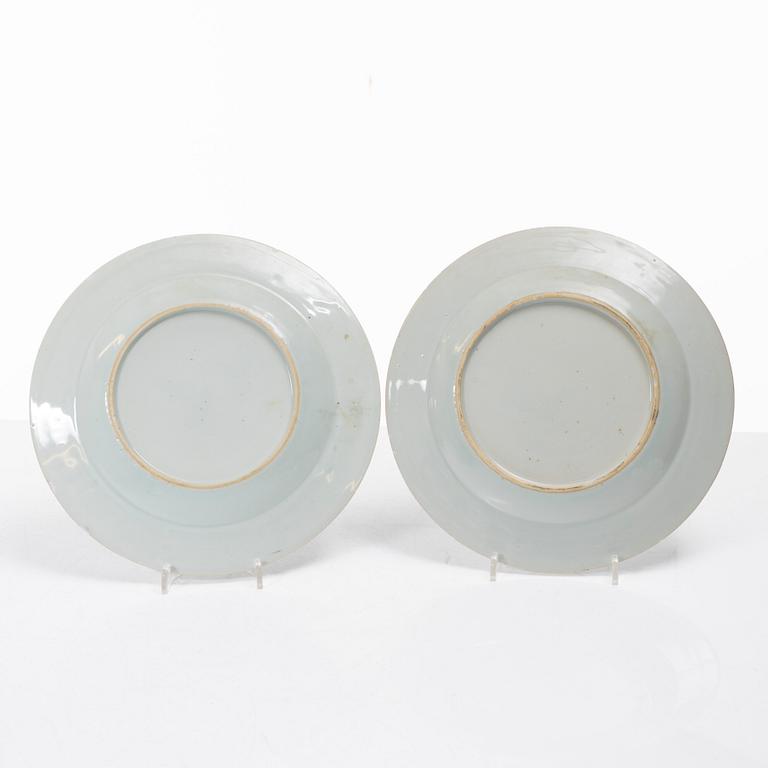 Tallrikar, åtta stycken, bl.a. Kanton, porslin. Qingdynastin, 17/1800-tal.