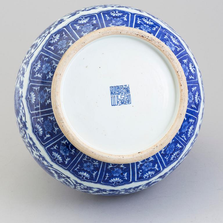 PRAKTURNA, porslin. Kina, 1900-tal, med Qianlongs märke.