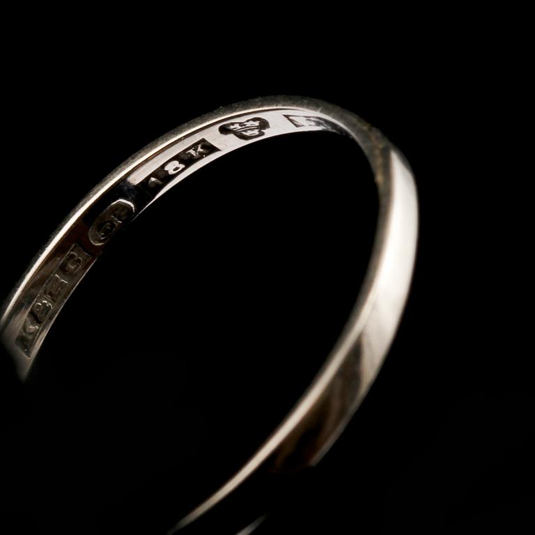RING, 18k vitguld med 3 äldre briljantslipade diamanter, totalt 0.29 ct, Ceson, Göteborg, 1972. Vikt 2 g.