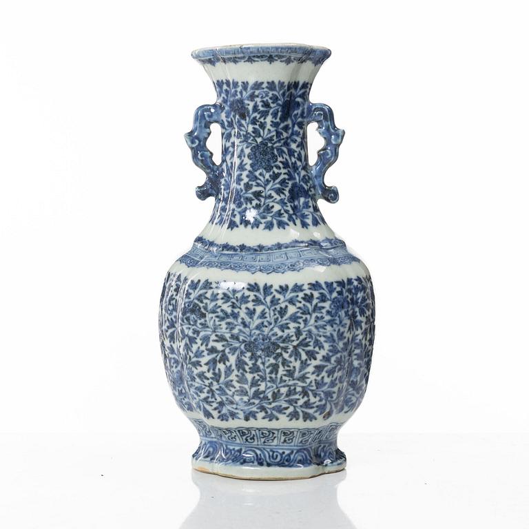 A Chinese blue and white porcelain vase, Qing dynasty, 18th century.
