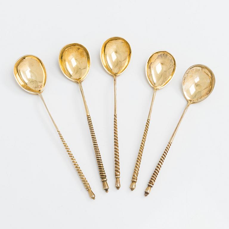 Teglashållare, silver och teskedar, 5 st, förgyllt silver, Moskva 1863-1886.