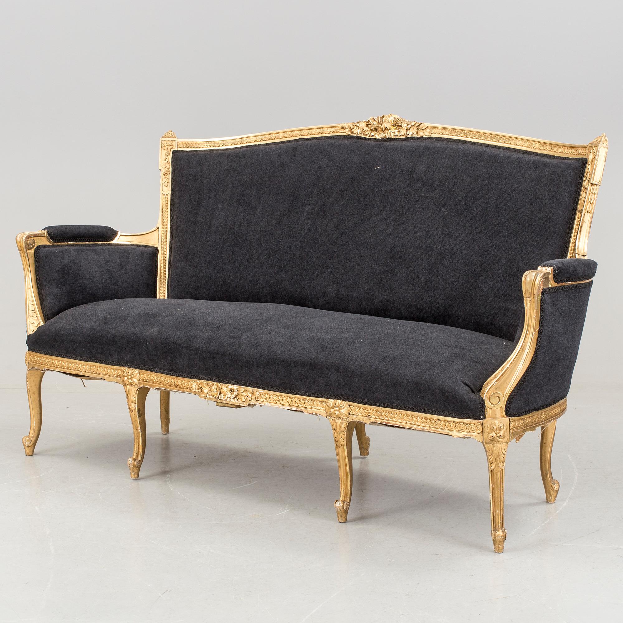 A Louis XVI-style sofa from the end of the 19th century.