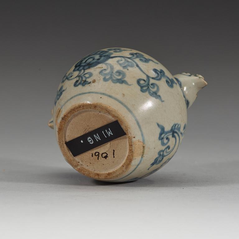 A blue and white chickenpot, Ming dynasty (1368-1644).