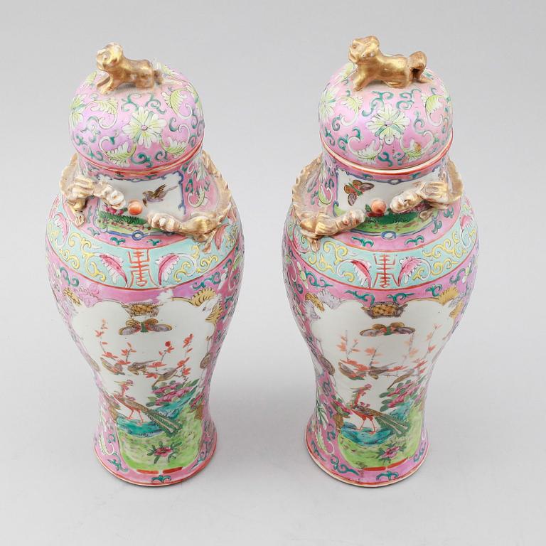 A PAIR OF VASES with lids, porcelain, China, late Qing, 19th century.