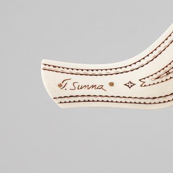 Tore Sunna, a reindeer horn knife.