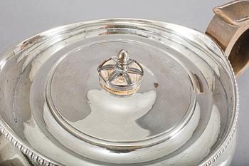 TEKANNA, silver, London, oidentiferad mästarstämpel, 1807, vikt 777 g.