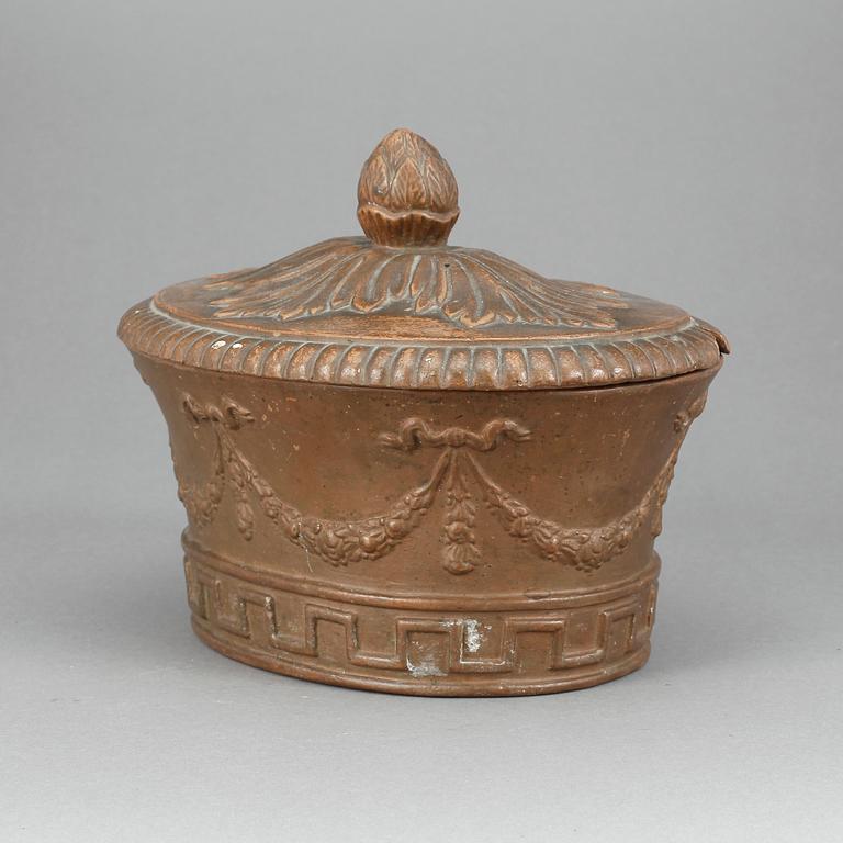 PASTEJFORMAR, lergods, empire, 1800-talets första hälft.