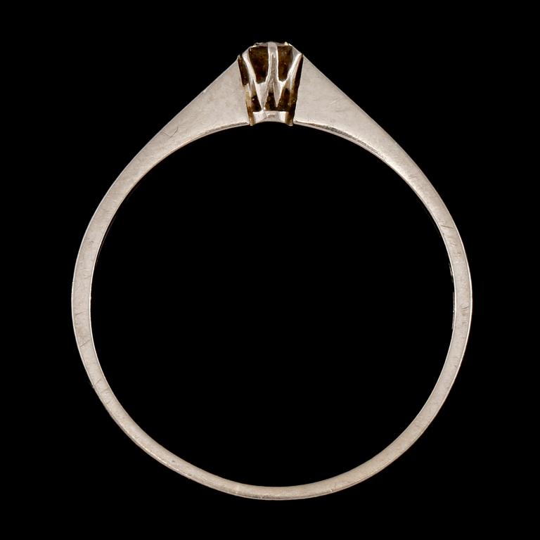 RING, 18k vitguld med briljantslipad diamant, 0.15 ct, Trege Guldsmedsaktiebolaget, Göteborg, 1948. Vikt 1 g.