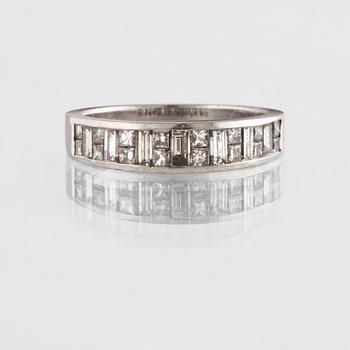 RING, 18K vitguld med prinsesslipade diamanter ca 1.40 ct. Vikt 3,9 gram.