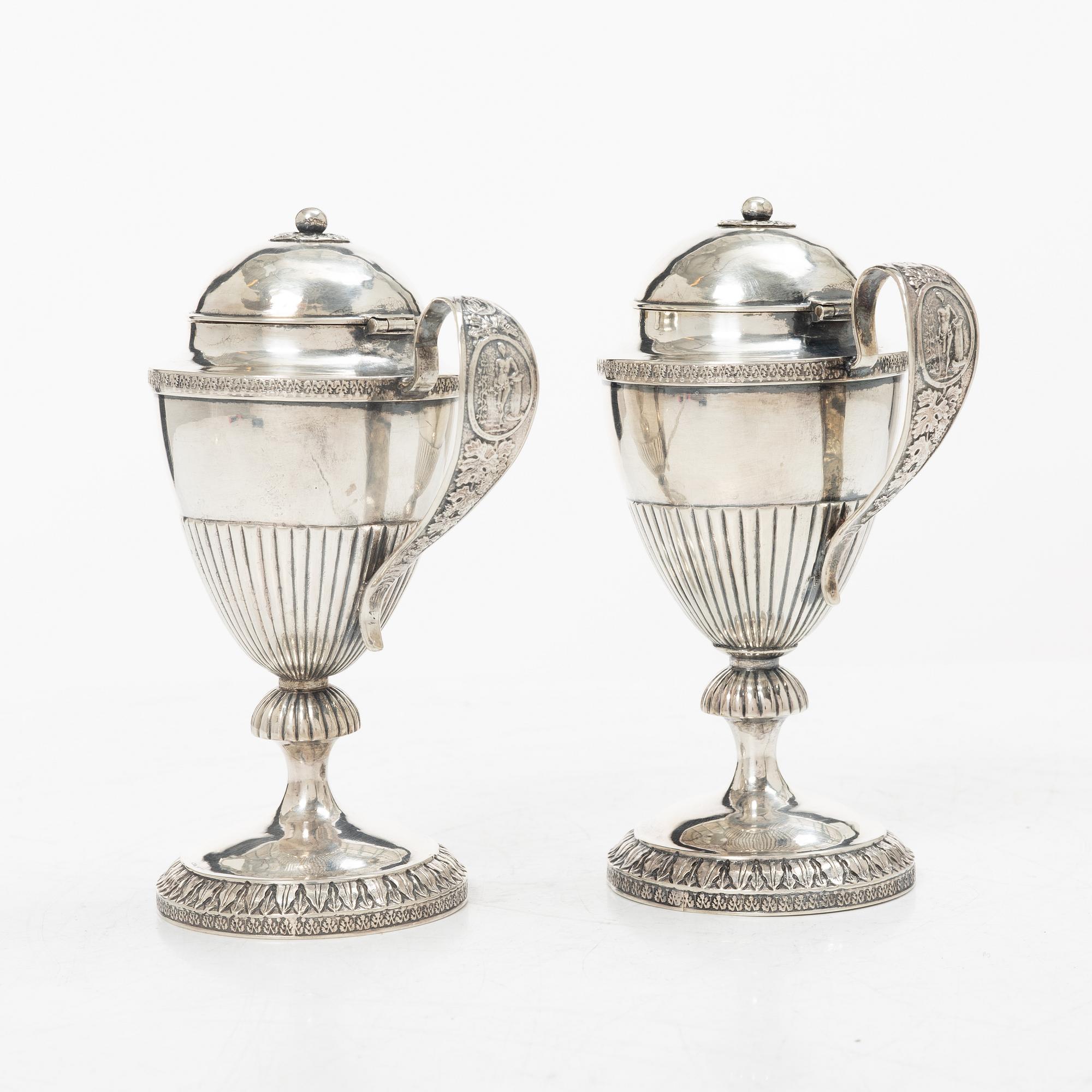 Magnus Fryberg, sockerskålar med fällock, ett par, silver, (verksam 1817-1834 (41)) Jönköping. Empire.