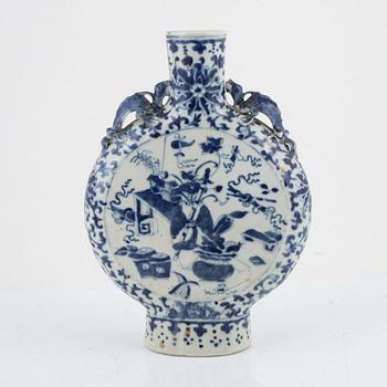 A Chinese blue and white moonflask, Qing dynasty, 19th century.