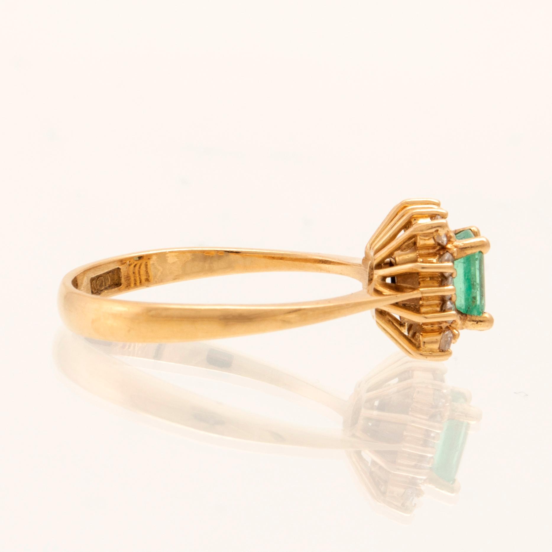 Ring in 18K gold with a step-cut emerald and round brilliant-cut diamonds.