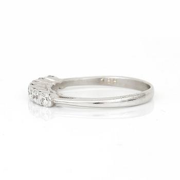 RING, 18K guld med briljantslipade diamanter, tot ca 0,50 ct. Total vikt ca 2,84 g.