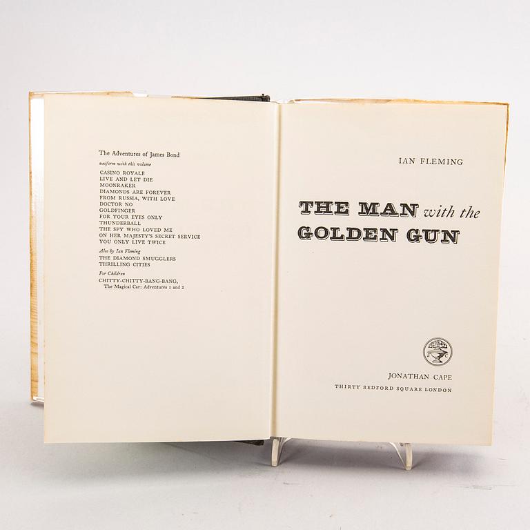 Ian Fleming "The Man with the Golden Gun", bok, förstaupplaga 1965.