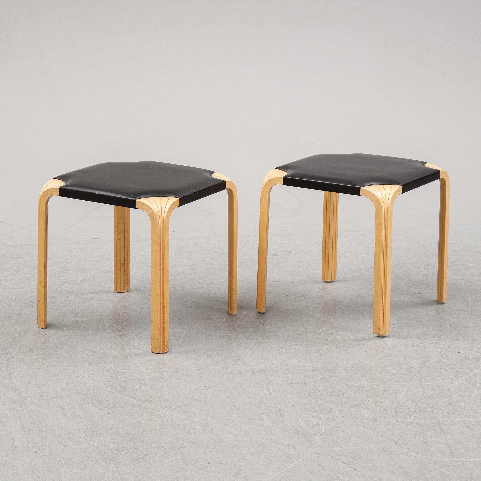 Alvar Aalto, pallar, ett par,  modell "X601", Artek, 1900-talets andra hälft.