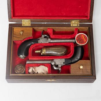 Slaglåspistoler ett par belgiska, i senare schatull, 1800-tal.