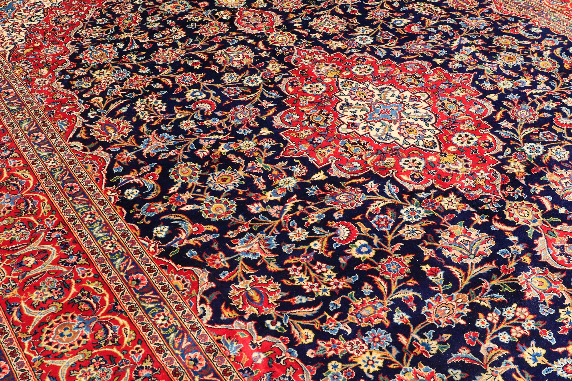 A CARPET, Kashan, ca 439 x 318 cm.