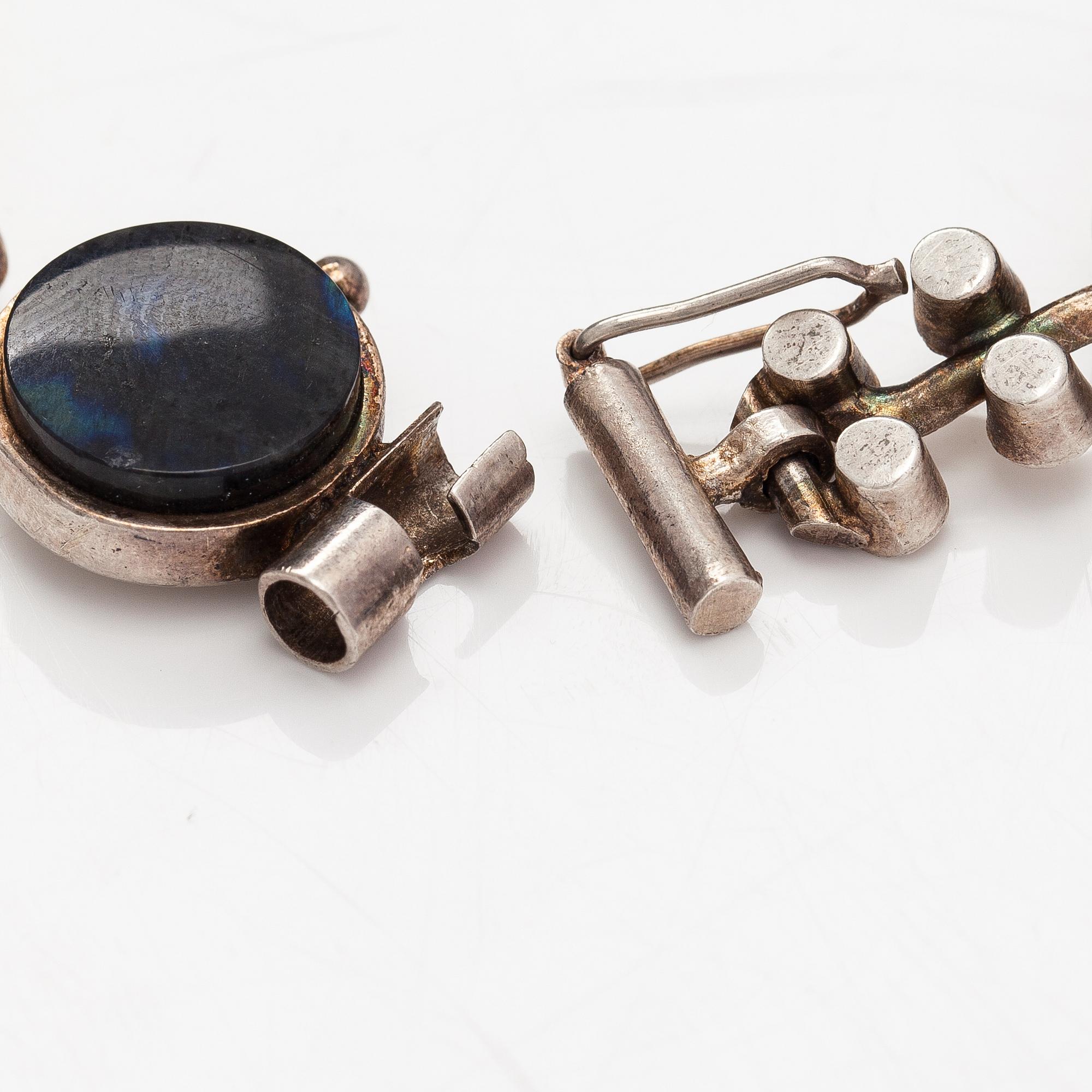 Jorma Laine, Rannekoru, sterlinghopeaa ja spektroliitteja. Turun Hopea, Turku 1974.