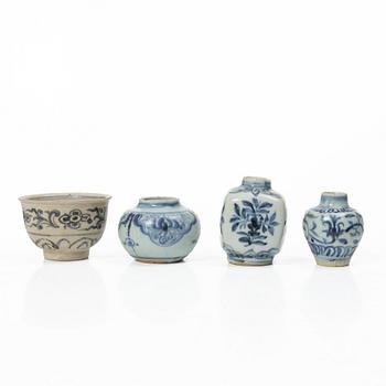 Vaser, tre stycken, askar med lock, fyra stycken samt skål, porslin, Kina, delvis Mingdynastin.